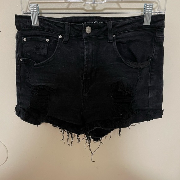 ✨Almost Famous Black Distressed Denim Shorts Size 7 - Picture 1 of 7
